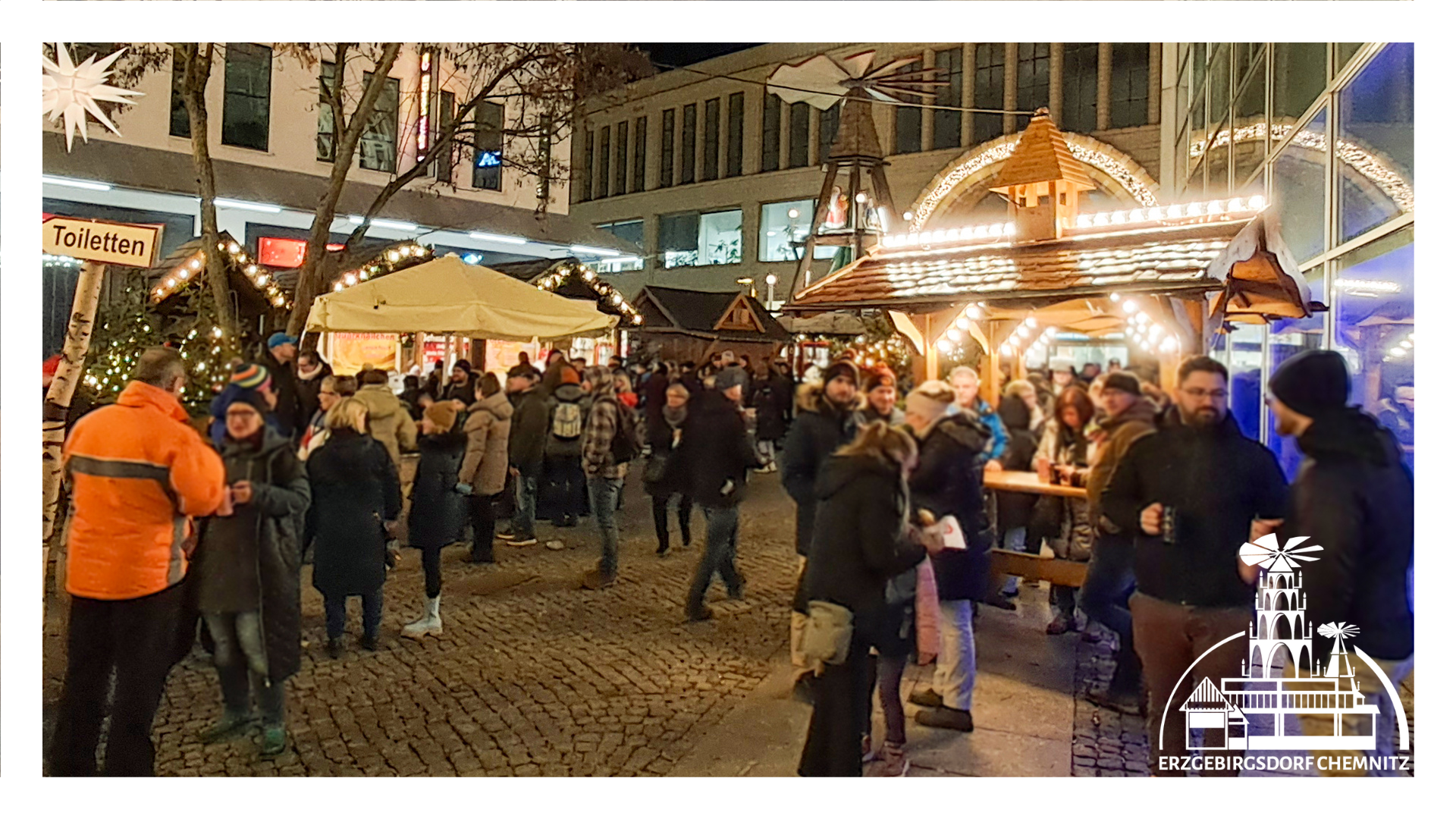 Blick zur Kleinen Pyramide bei Nacht