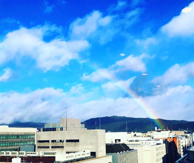 京都市下京区四条烏丸の心療内科、女医のいるメンタルクリニック、青空にかかる虹、レインボー