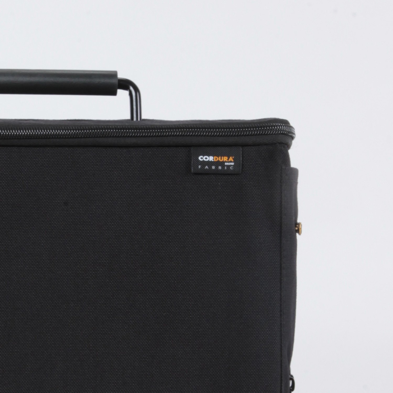 側面に「コーデュラ」製を示すタグ