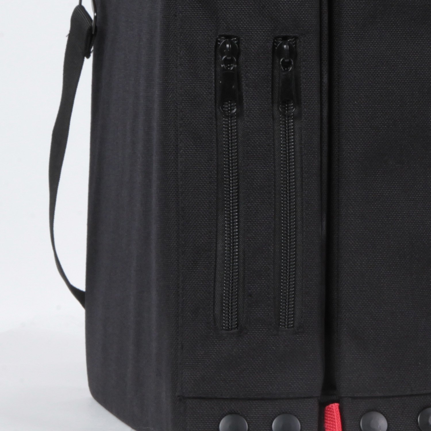 フロッピードライブはイミテイトファスナー、ポート類はスナップボタンで表現