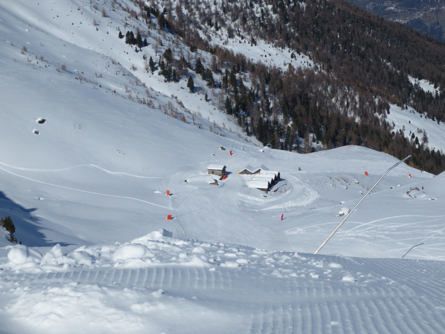 In der Mitte der Strecke (Skipiste) vom Ginals-Gipfel (2500 M.ü.M.) bis zum Unteren Senntum (2000 M.ü.M.).