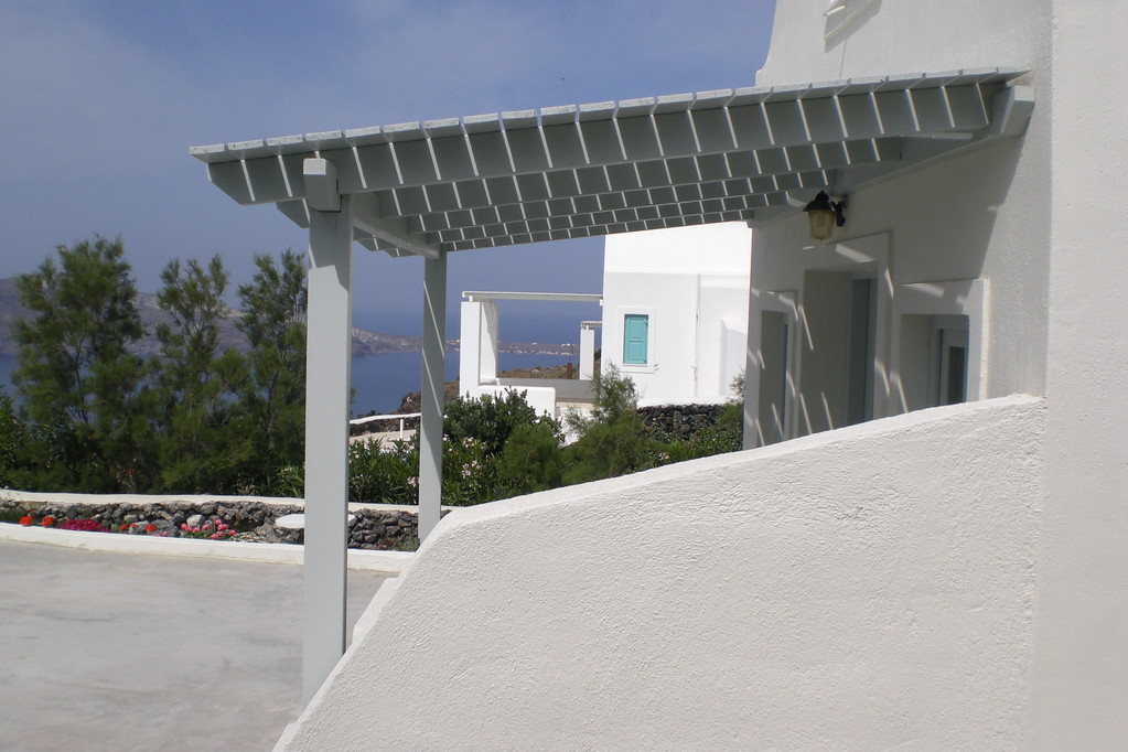 Unsere Residenz in Oia; seitliche Ansicht auf die Terrasse einer unserer Suiten