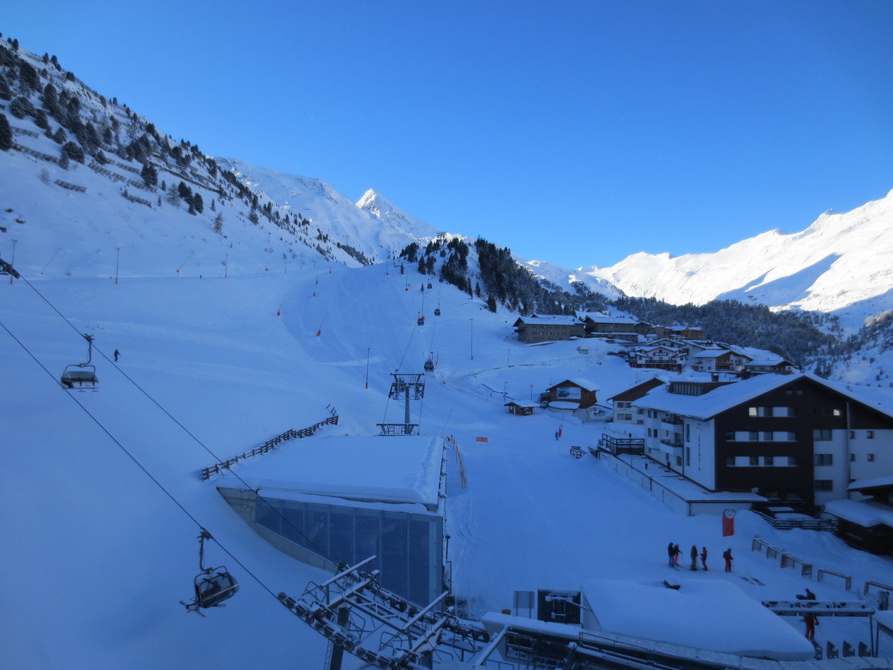 Blick von der Zimmerterrasse: Skilifte direkt vor dem Haus (Obergurgl, 1930 m ü M)