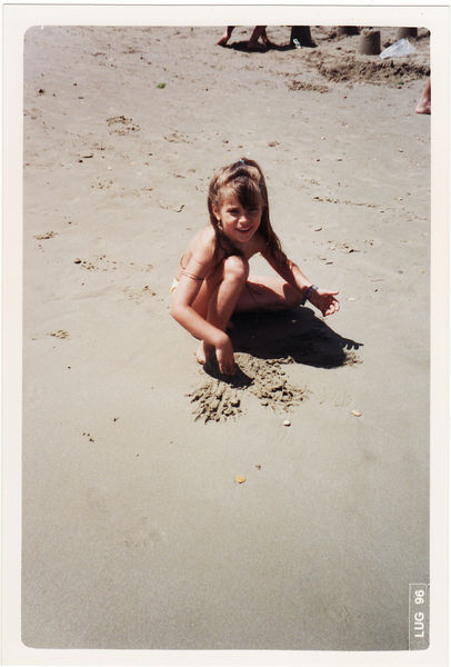 Michela sucht Muscheln im Sand...
