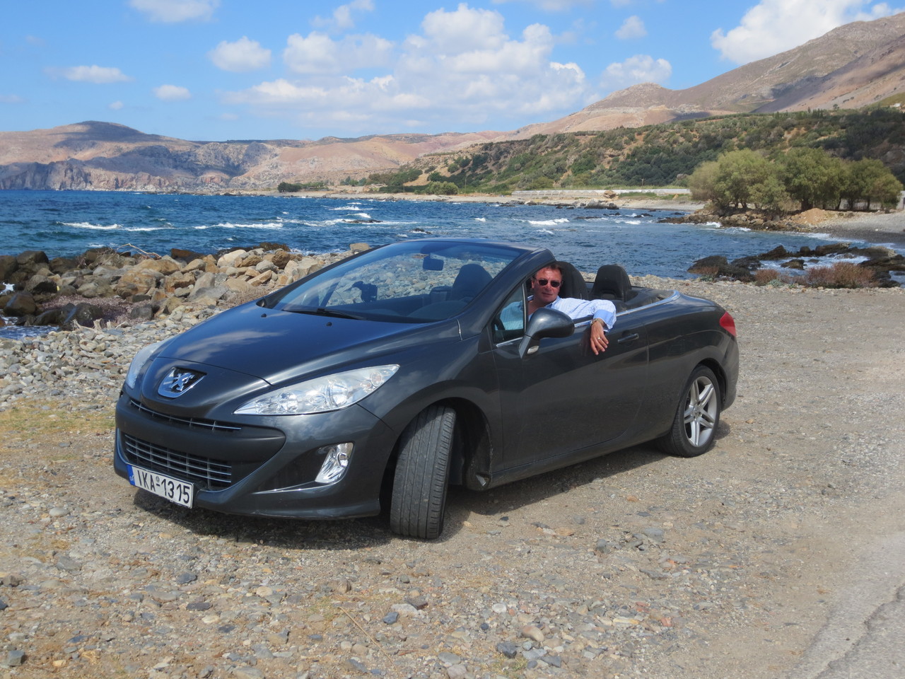 An der Westküste Kretas in Sfinari: Unser Ferienfahrzeug, ein Peugeot 206 Cabriolet. Wohl nicht in allen Belangen so verkehrstauglich wie die Fahrzeuge bei uns..., aber soweit o.k.!