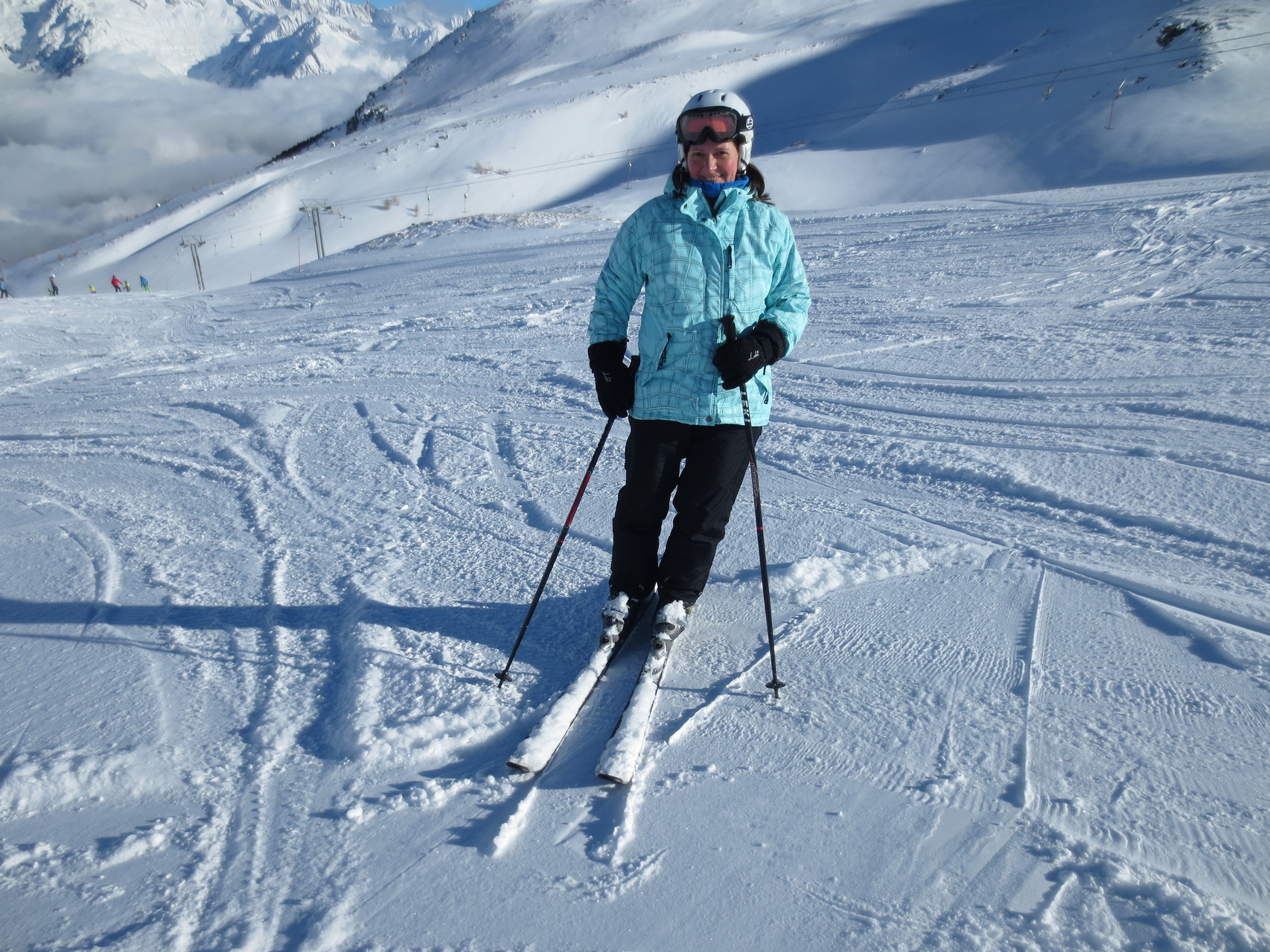 Ginals-Gipfel (2500 Meter ü.M.). Suzi geniesst das tolle Ski-Wetter (Ginals-Gipfel, 2500 M.ü.M.).