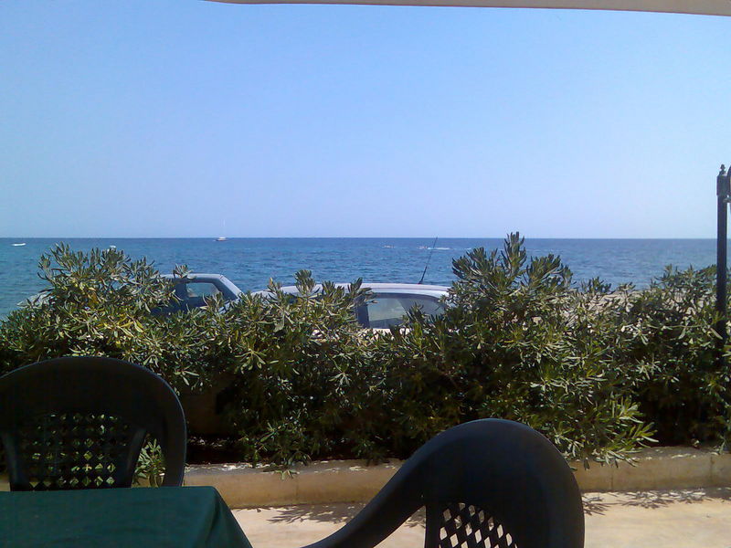 Gartenrestaurant Hotel Magna Grecia mit Blick auf's Meer