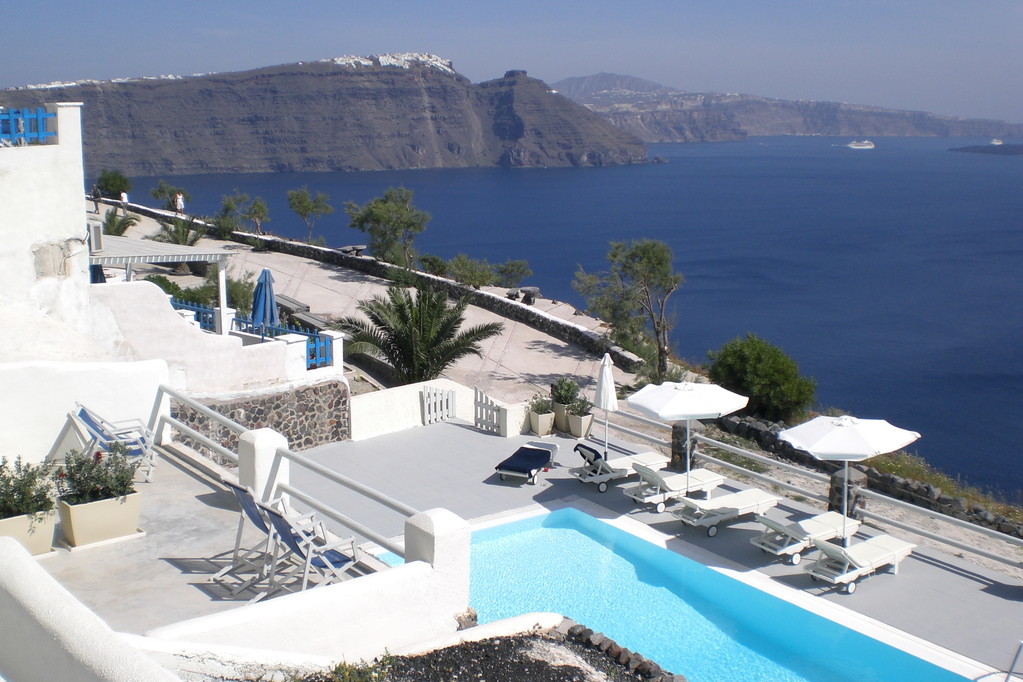 Unsere Residenz in Oia; Blick auf Hotel-Pool und im Hintergrund Imerovigli (am Kraterrand))