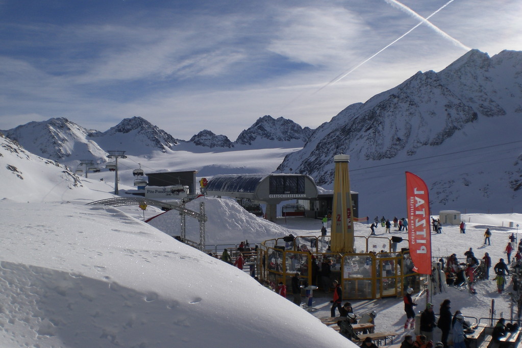 Blick auf 2840 m ü M auf die Stationen der Gletscherseebahn sowie im Hintergrund auf die Pitz-Panoramabahn