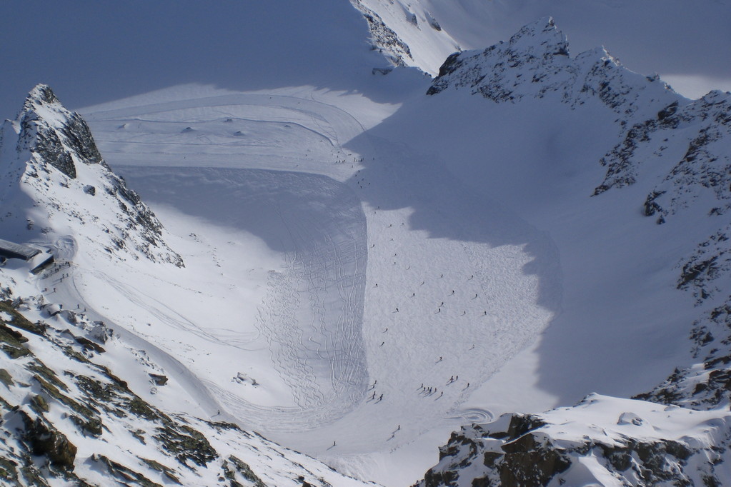 Blick von 3440 m ü M auf einen Teil der Gletscher-Abfahrt