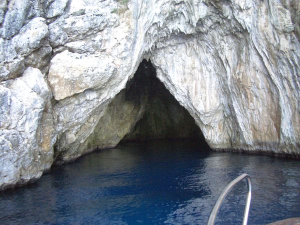Grotta Azzurra, Castro