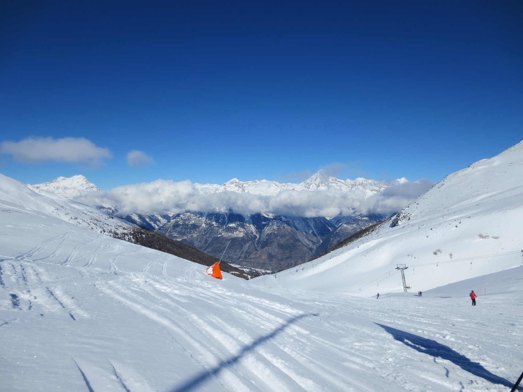 Ginals-Gipfel (2500 Meter ü.M.) mit Blick auf die nördlich des Rohnetals gelegenen Walliser-Alpen (mit Bietschhorn, 3934 M.ü.M.).