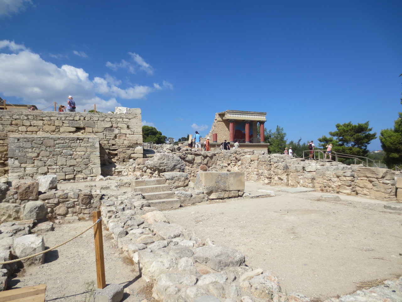 Zentrales Kreta, 6 Km südlich von Heraklion im Landesinnern: Geschichtsträchtiges Kreta.., minoische Kultur - Der Palast von Knossos. Die Anlage wurde zwischen 2100 und 1800 v. Chr. am Ort der neolithischen Besiedlung errichtet