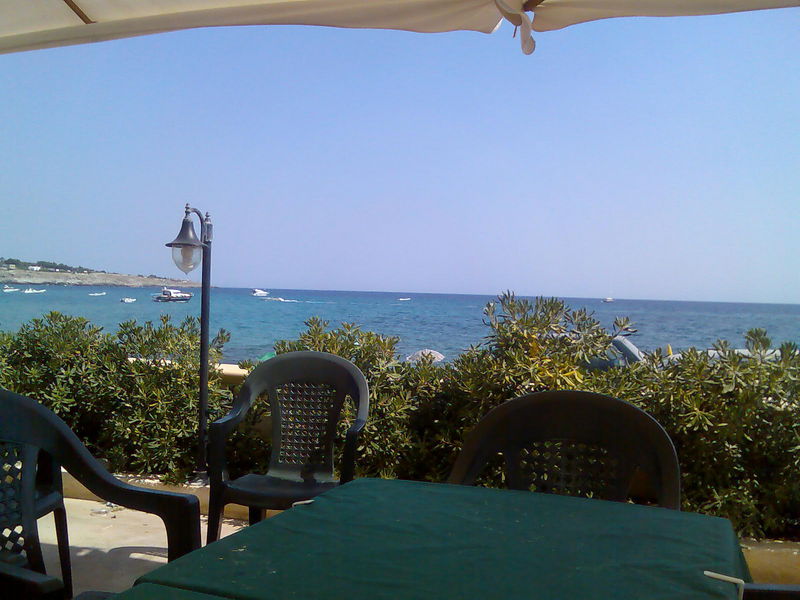 Gartenrestaurant Hotel Magna Grecia mit Blick auf's Meer