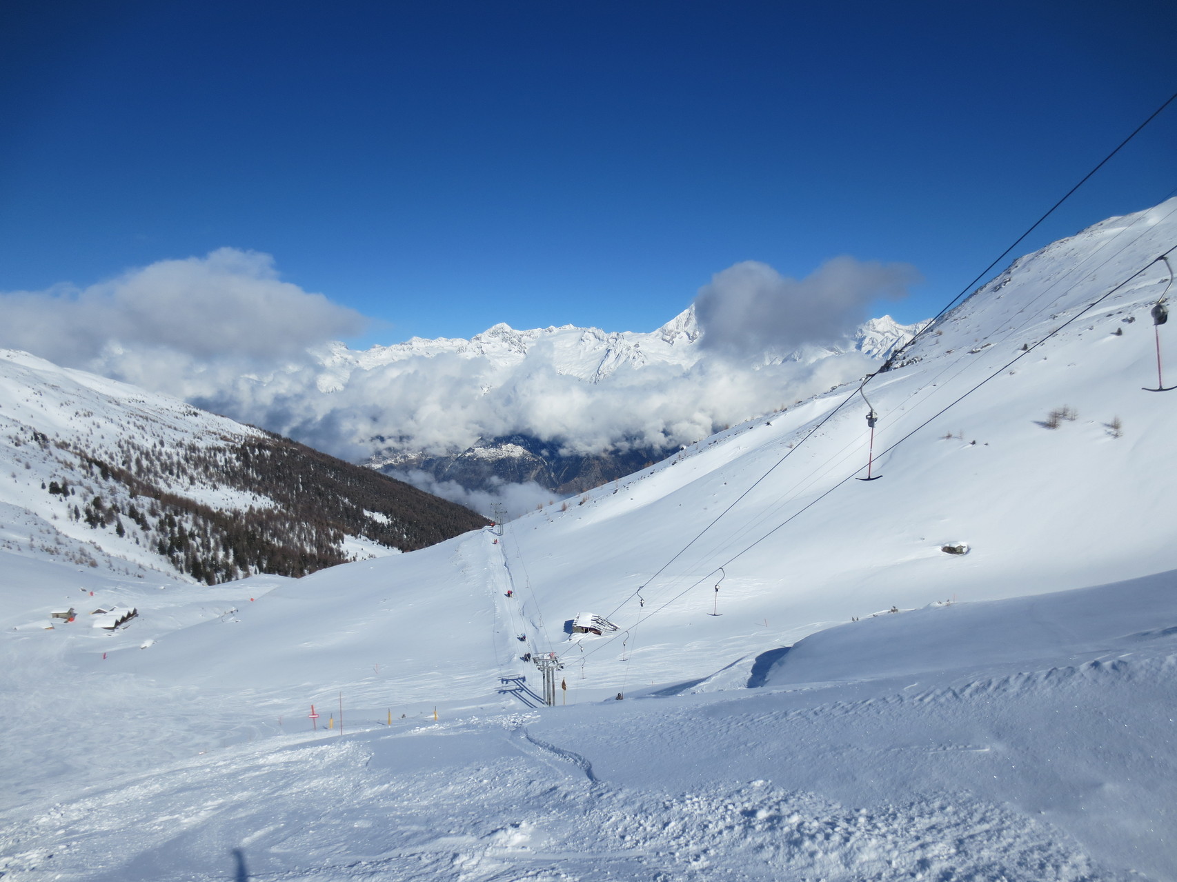 Ginals-Gipfel (2500 Meter ü.M.) mit Blick auf die nördlich des Rohnetals gelegenen Walliser-Alpen (mit Bietschhorn, 3934 M.ü.M.).