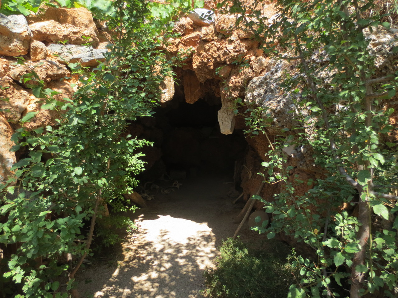 Zentrales Kreta, im Landesinnern...; hier ein Zwischenhalt im Homo Sapiens Village (Thematic Park Museum) auf dem Weg zur Lassithi Hochebene. Sujet: Behausung Homo Sapiens ca. 70'000 B.C.