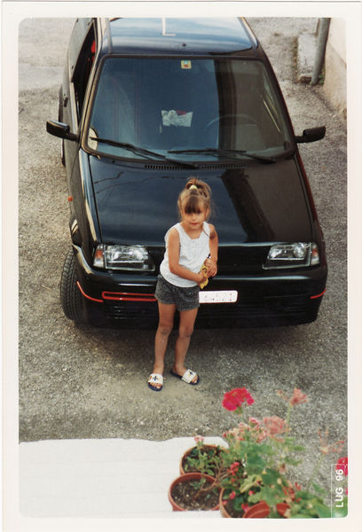 dieses Auto ist so klein, dass könnte sogar ich fahren..(Michela)