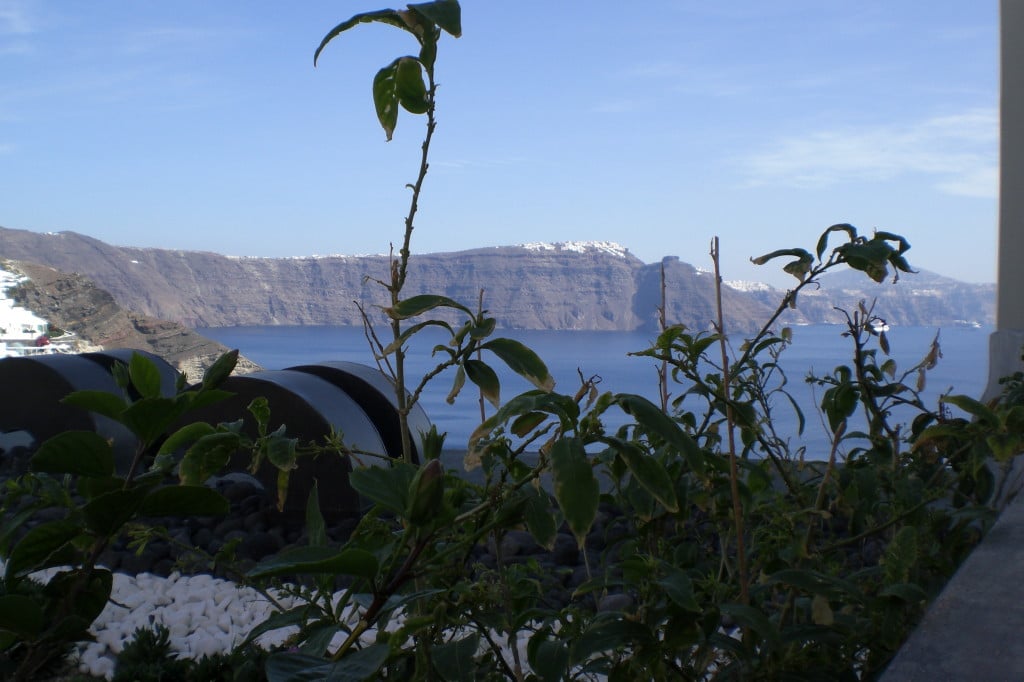 im Örtchen Oia (im Hintergrund Imerovigli und Fira am Kraterrand)