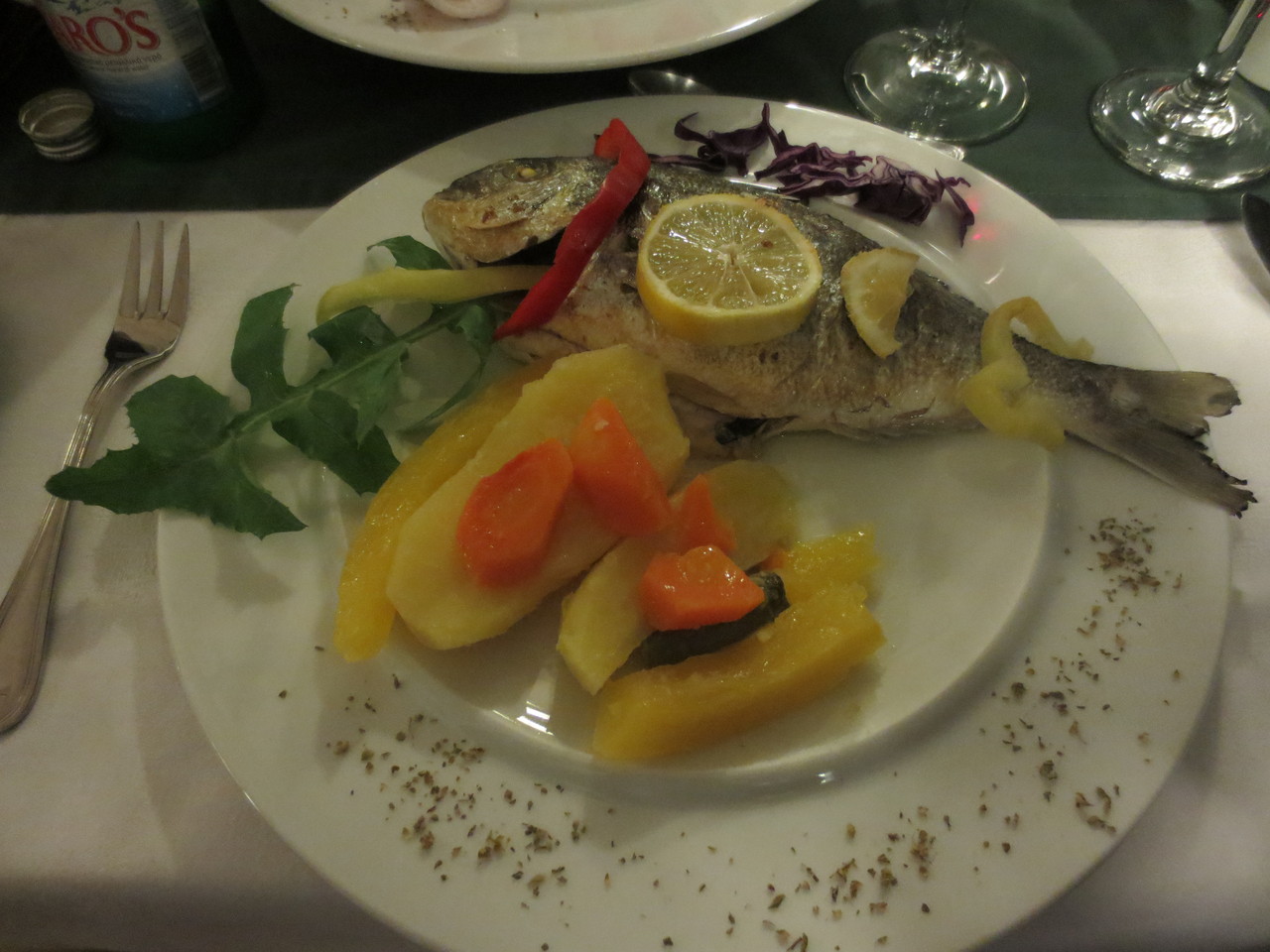 Agios Myronas (unsere Ferienresidenz): Durch die Hotelbesitzerin persönlich für uns zubereitetes 5-Gang-Menu..., hier die Hauptspeise (gegrillter Fisch). War super!!
