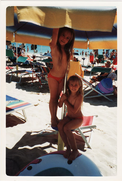 ..na ja, Spass und Spiel mit dem Sonnenschirm (Cristiana und Michela)