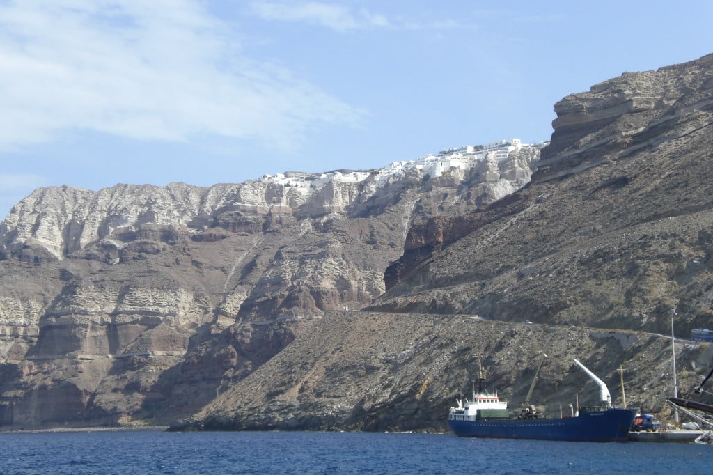 Blick auf die Volcano View Hotelanlage vom Hafen Athinios aus