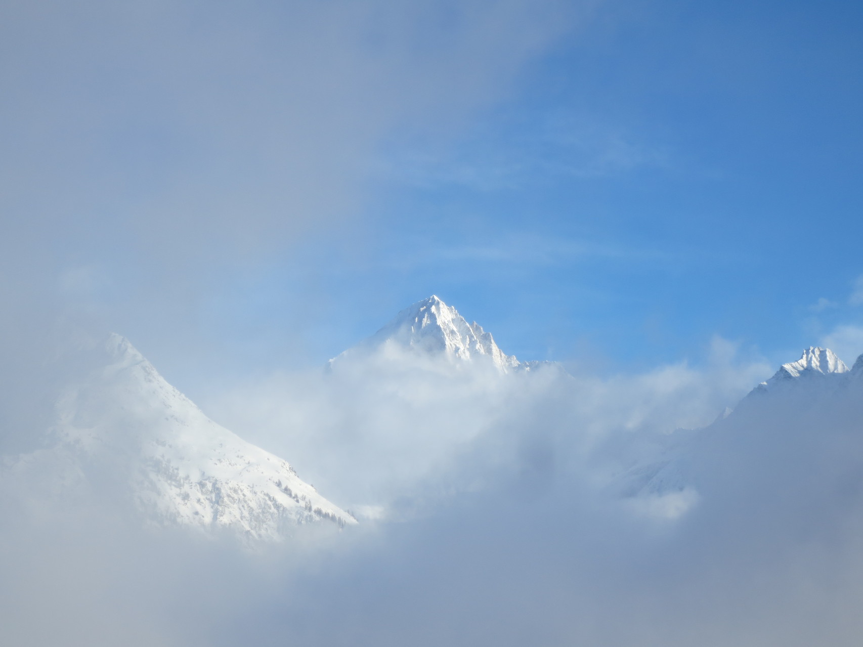 Blick vom Chalet Hanny aus auf das 3934 Meter hohe Bietschhorn auf der Nordseite des Walliser Rhonetals.
