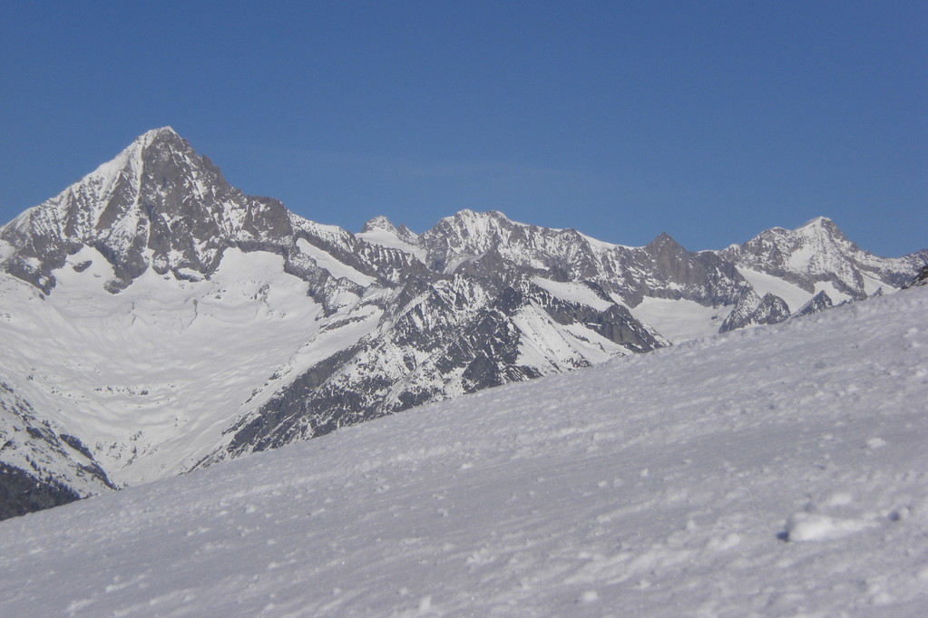 Gipfel Ginals 2500 m.ü.M. (im Hintergrund Bietschhorn 3934 m.ü.M.)