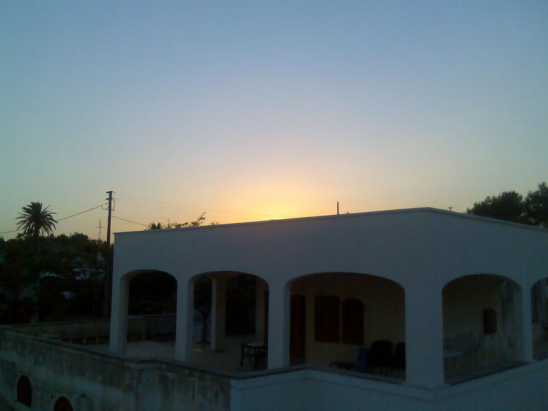Blick vom Hotelbalkon ins Landesinnere bei Sonnenuntergang