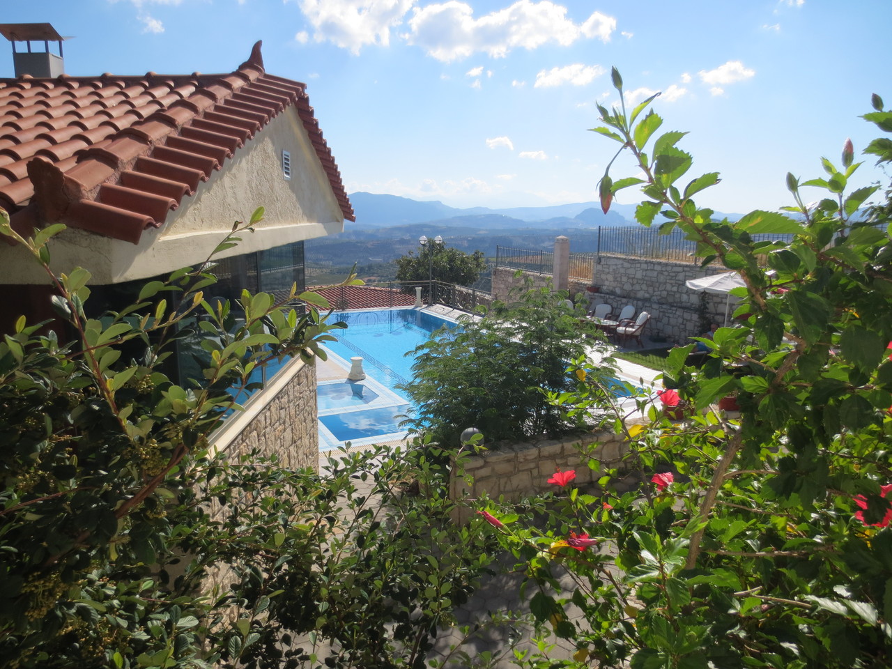 Agios Myronas, unsere Ferienresidenz..., ca. 14 Km südlich von Heraklion im Landesinnern. Hier von unserer Veranda aus Richtung Osten auf den Swimming Pool des Hotels Vergis Epavlis