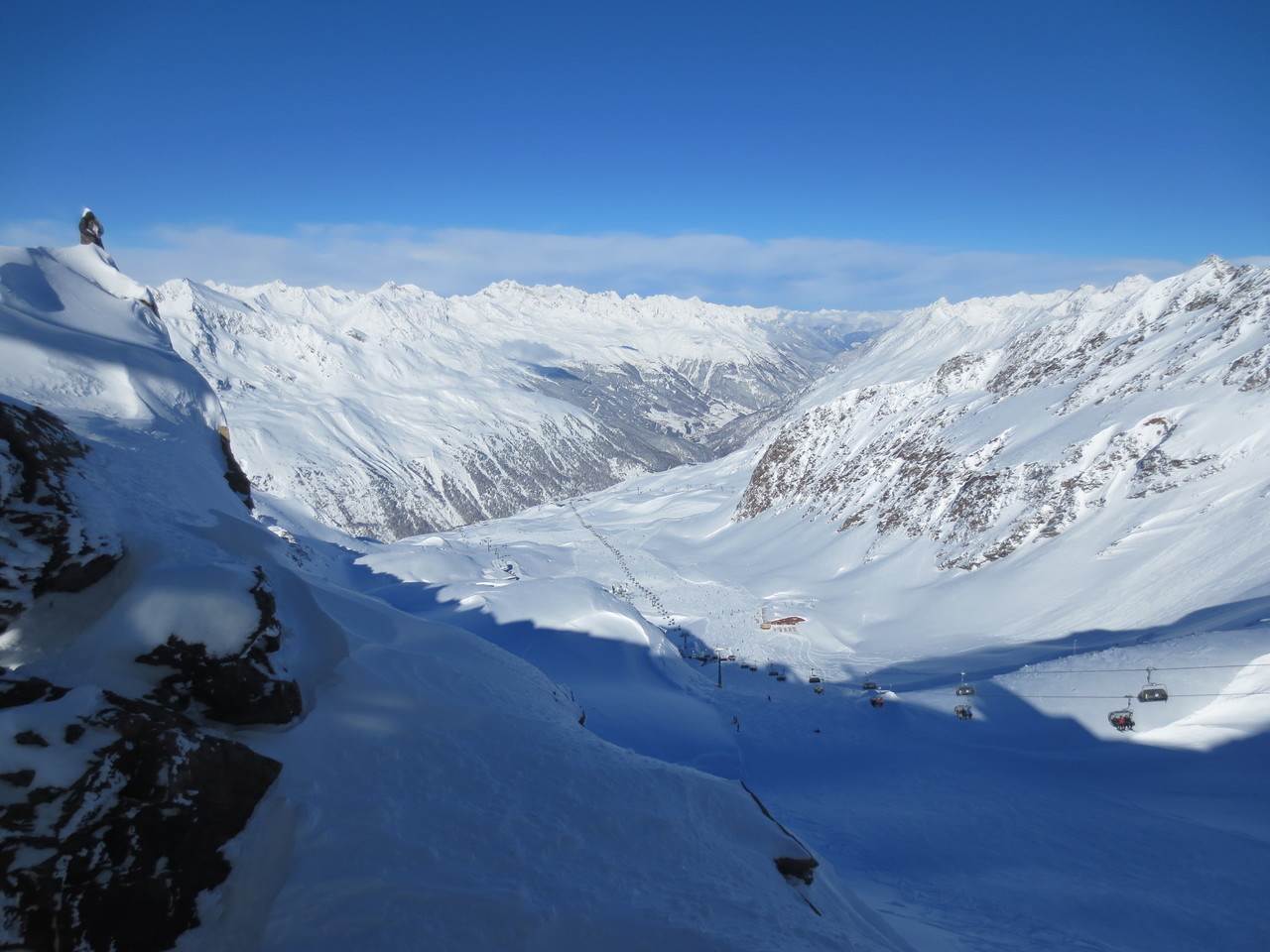 Blick aus eisiger Höhe (Top Mountain Star, Wurmkogl, ca. 3100 m ü M) auf das Tiroler Ötztal