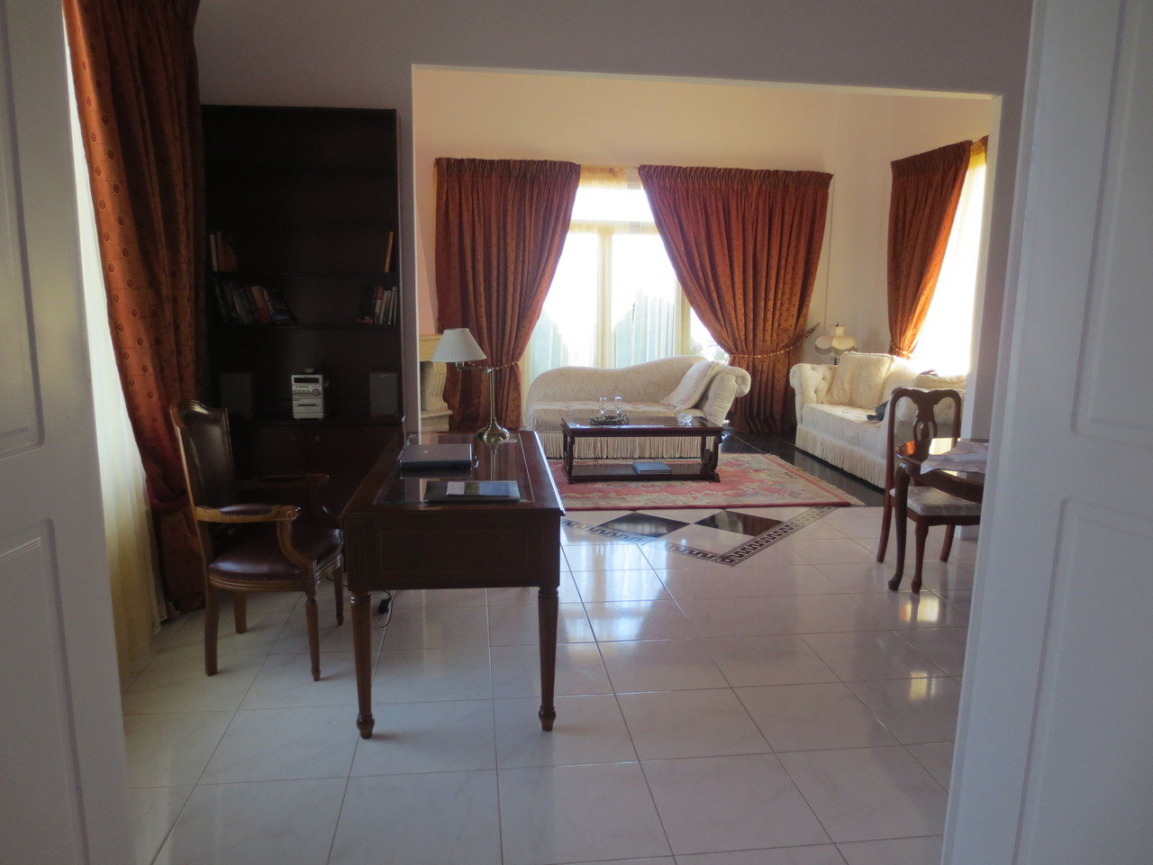 Agios Myronas.., Hotel Vergis Epavlis - unsere Ferienresidenz im Landesinnern, 14 Km südlich von Heraklion. Hier ein Bild des Wohnraumes unserer Honeymoon-Suite im Vergis Epavlis