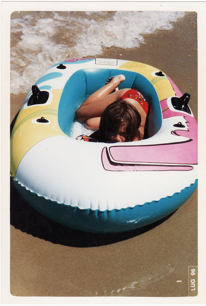 Michela glaubt sich im offenen Gummiboot verstecken zu können....!!!