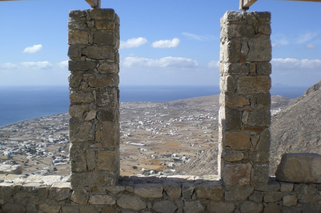 Blick von Ancient Thira (Ausgrabungsstätte) Richtung Süden auf Perissa Perivolos