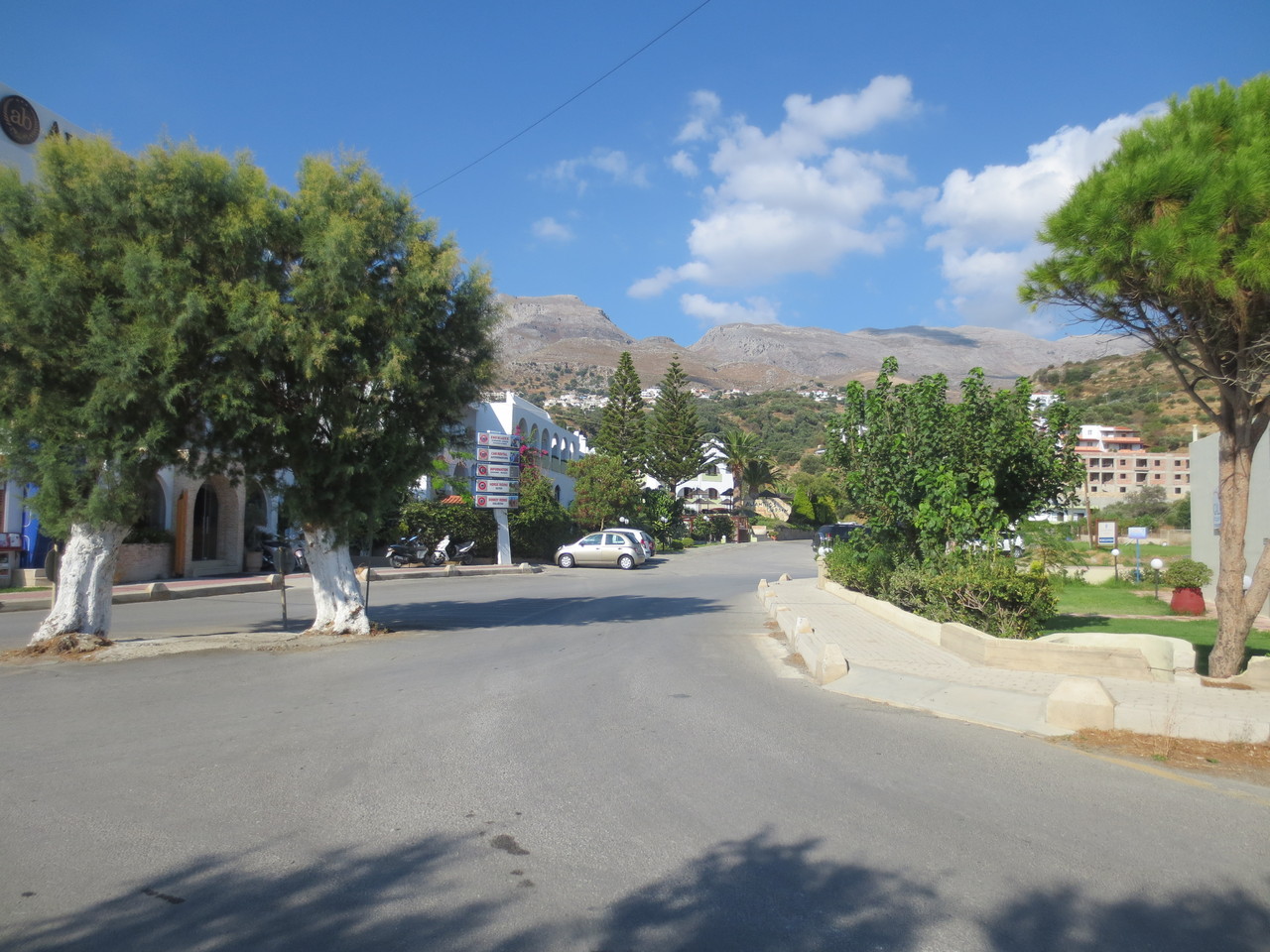 Im Südwesten Kretas.., das kleine touristische 500 Einwohner-Dorf Plakias. Nette Kulisse mit schönen Stränden und kleiner Einkaufs- und Tavernenstrasse. Ein Ferienort für die ganze Familie?