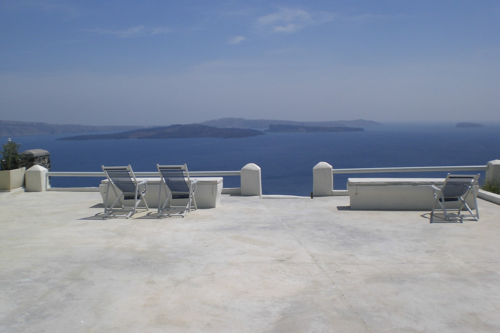 Unsere Residenz in Oia; Blick auf Nea und Palea Kameni sowie den Südbogen von Santorini und Aspronisi (ganz rechts)
