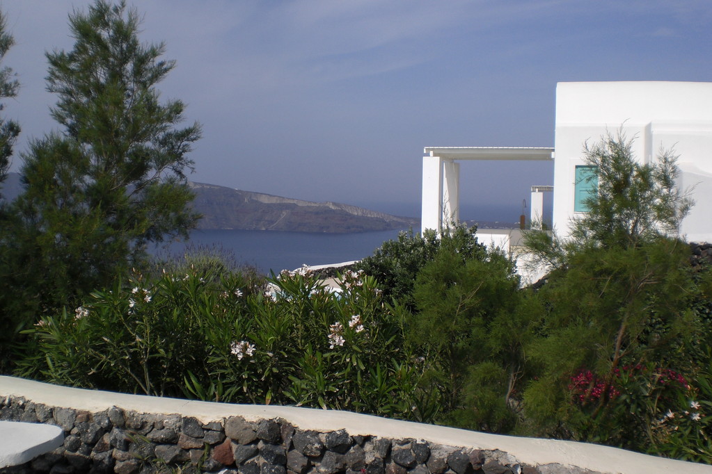 Unsere Residenz in Oia; Blick auf die Nordspitze von Thirassia