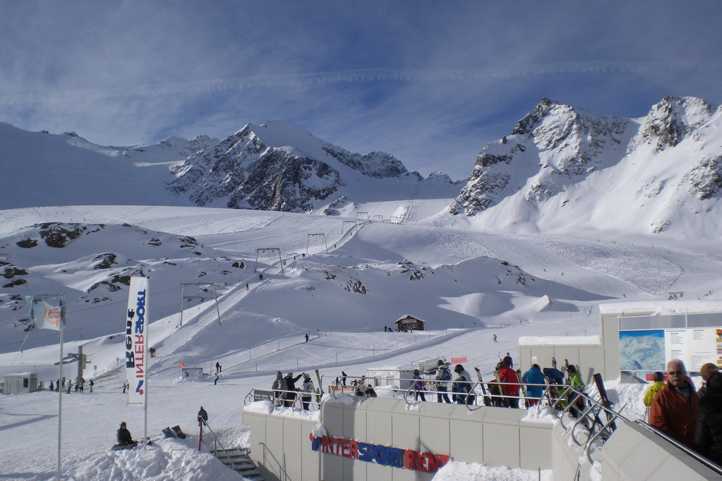 Gletscher-Express Station auf 2840 m ü M; Ankunft zahlreicher Skiurlauber