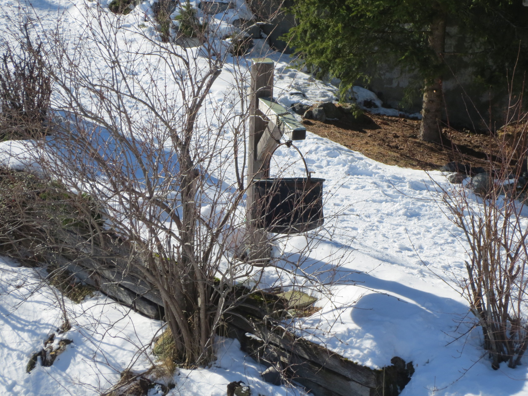 Impressionen vom Sessellift Unterbäch-Brandalp. Feuerstelle mit Kessel bei einem Walliser-Chalet.