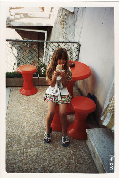 ...das Brötchen ist fast grösser als Michela selbst...