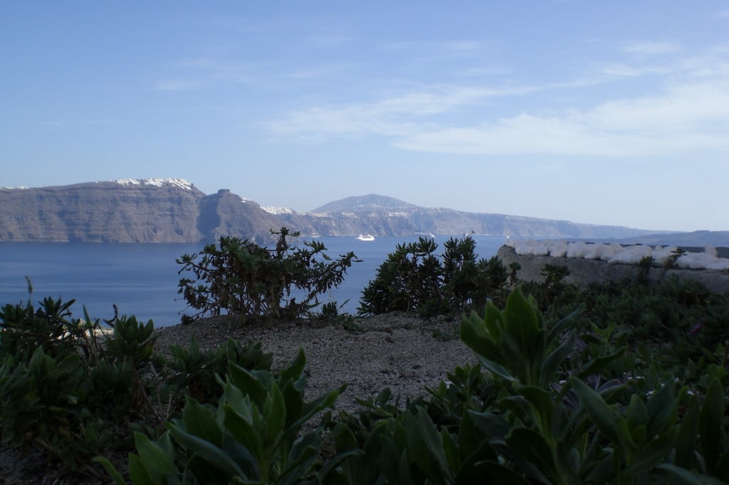 im Örtchen Oia (im Hintergrund Imerovigli und Fira am Kraterrand)