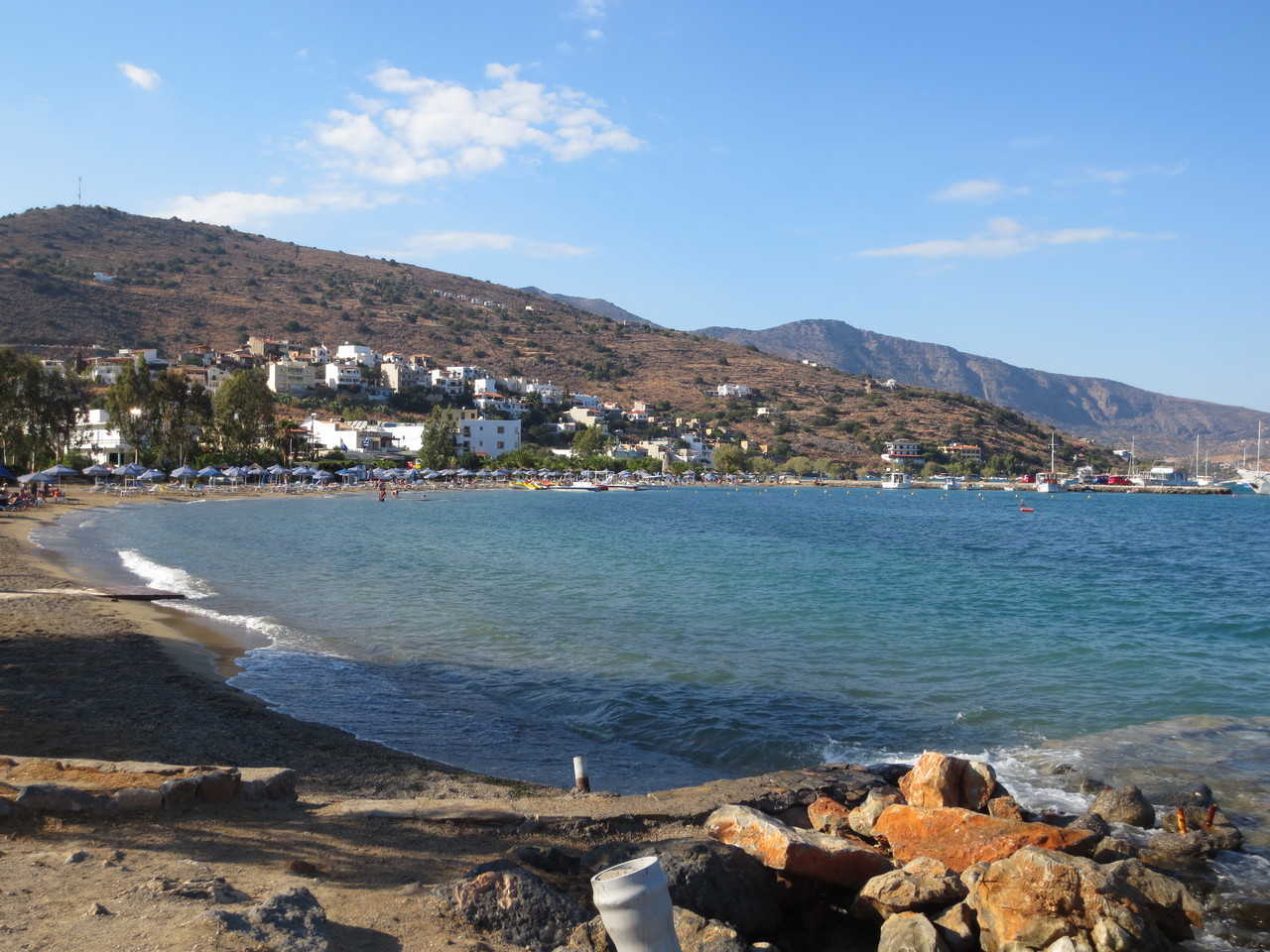 Im Nordosten der Insel: Hier in Elounda (nördlich von Agios Nikolaos). Elounda ist ein kleiner touristischer Ort mit ca. 2'200 Einwohnern und einschlägiger Geschichte