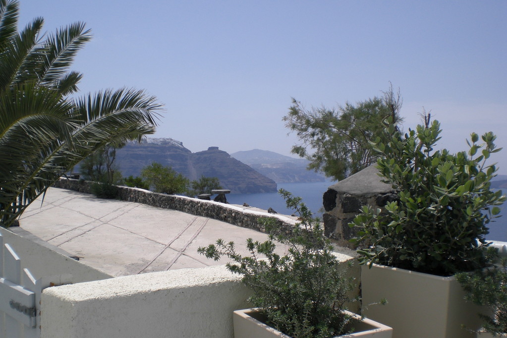 Unsere Residenz in Oia; Blick auf Imerovigli und Firostefani am Kraterrand