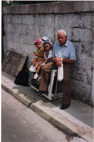Ruhepause auf dem Weg zum "Mercato", Urgrossvater Antonio† mit Cristiana, Michela und Giorgio