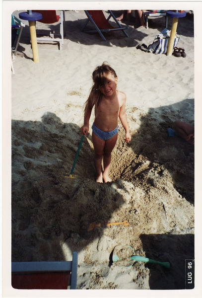 ...Cristiana prüft die Tiefe des Lochs