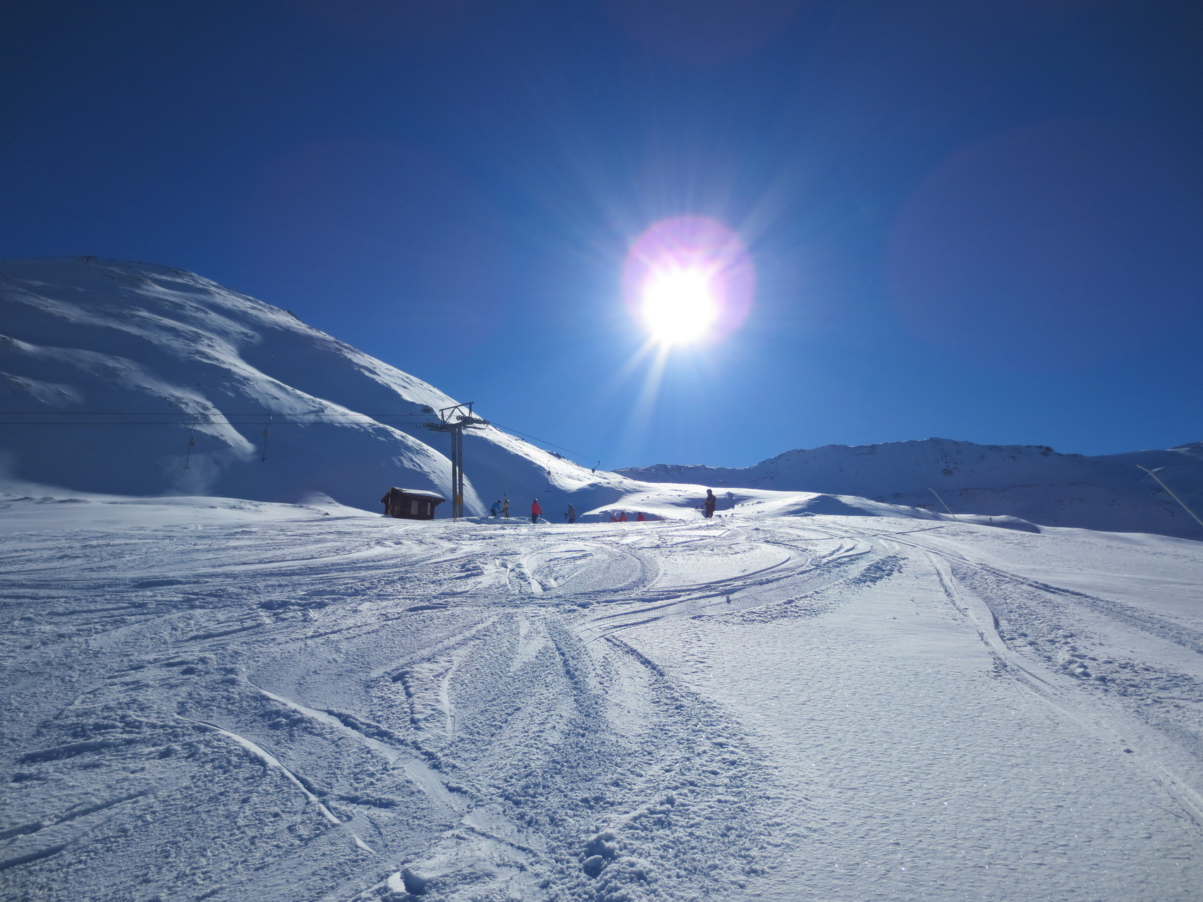 Ginals-Gipfel (2500 Meter ü.M.). Blick Richtung Süden auf die Skilift-Endstation