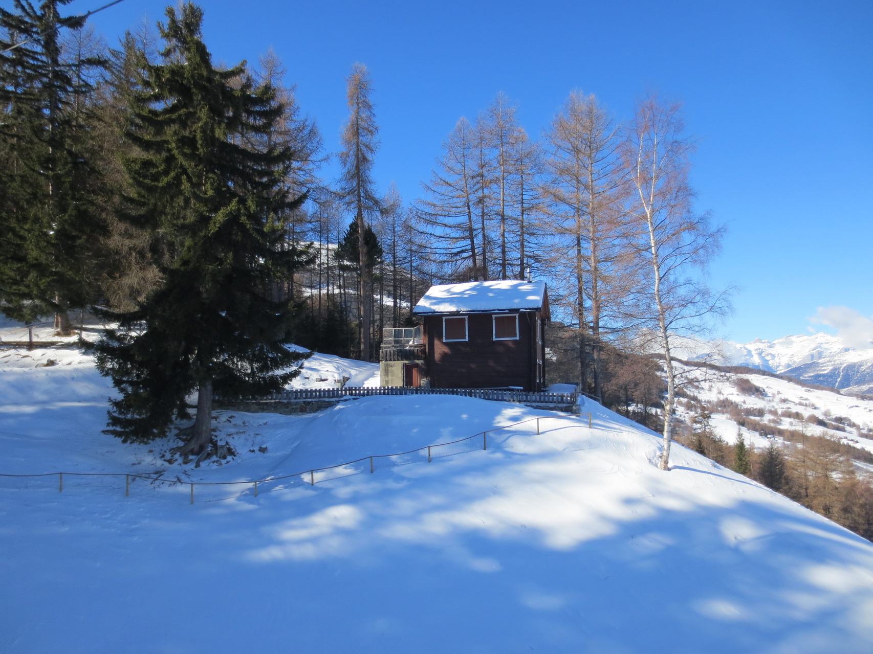 Impressionen vom Sessellift Unterbäch-Brandalp. Im Winter wohl kaum bewohntes Klein-Chalet.