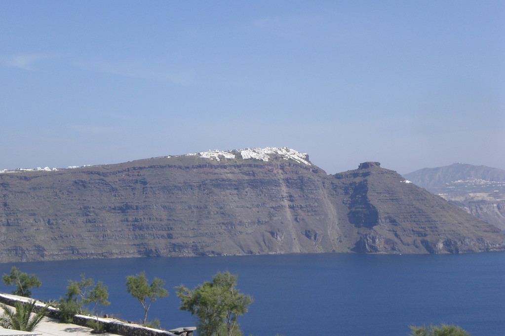 Unsere Residenz in Oia; Blick auf Imerovigli am Kraterrand