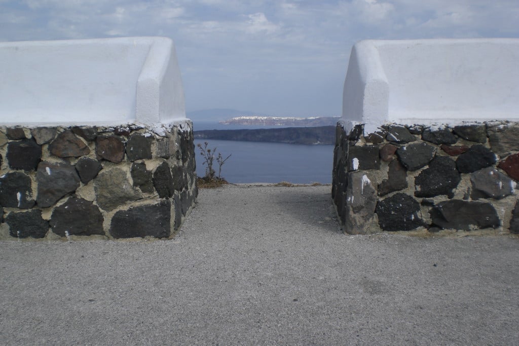 Blick von Süden auf den Inselnorden mit dem Städtchen Oia