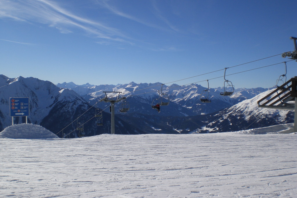 Blick vom Festzelt Richtung Pisten-Abfahrten auf 2375 m ü M