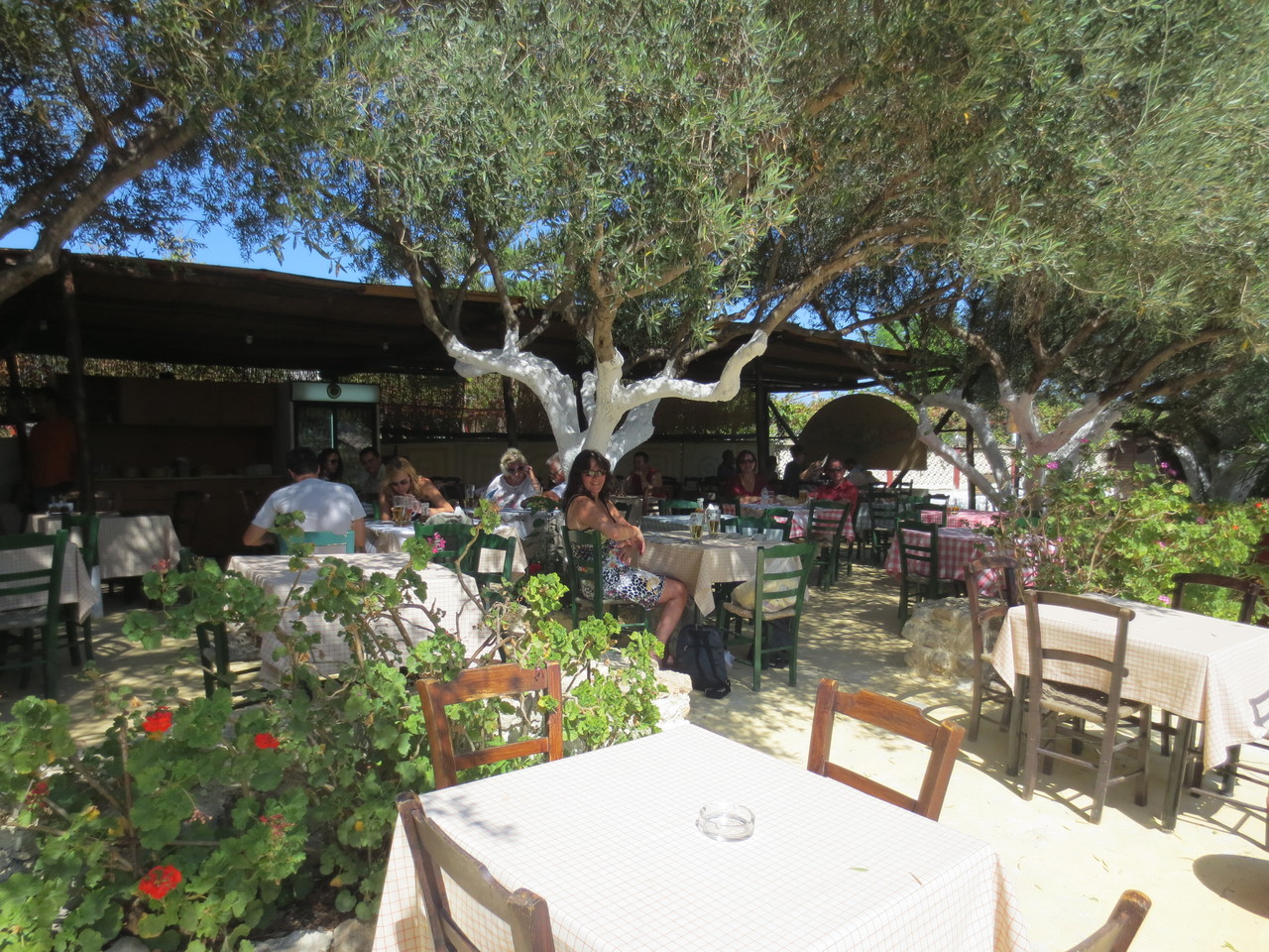 Zentrales Kreta, 6 Km südlich von Heraklion im Landesinnern: "Erfrischungshalt" in der Taverne, die uns freundlicherweise für die Besichtigung des Palastes von Knossos einen Parkplatz zur Verfügung gestellt hat